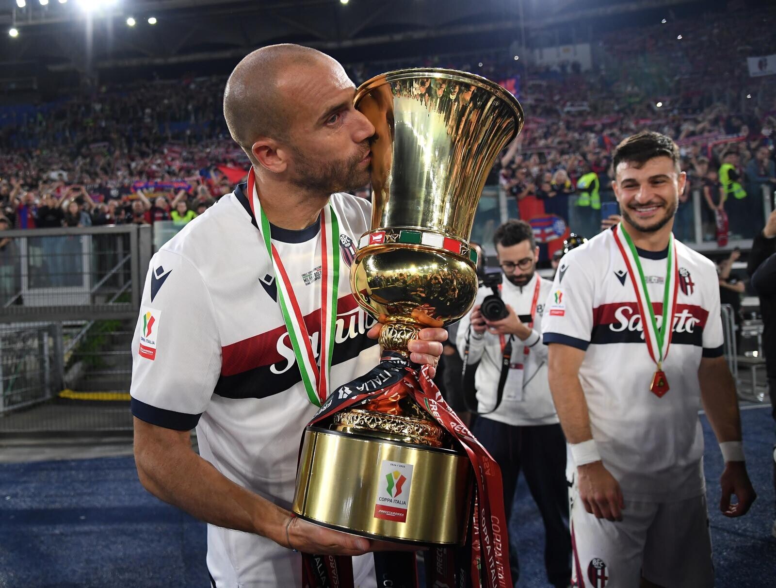 Lorenzo De Silvestri bacia la Coppa Italia vinta con il Bologna